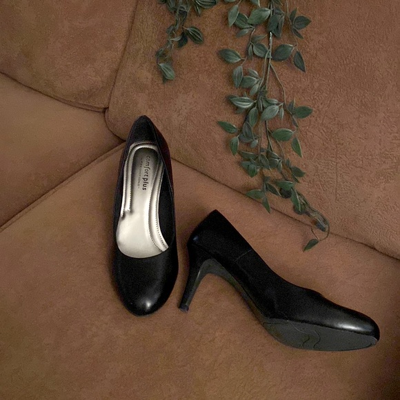 Women’s comfort 3” heels with memory foam insole in classic stylish black.